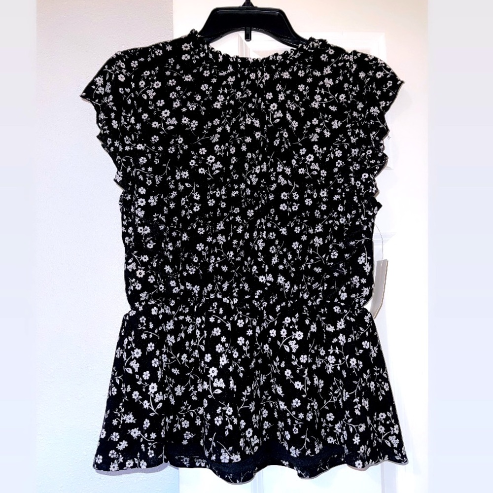 Womens Ivyrose brand short sleeve white floral black top